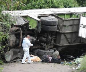 Un integrante de Seccionales de Investigación Judicial (Sijin) inspecciona el lugar donde ocurrió el accidente, este viernes 3 de enero de 2025, en Pasto, Colombia.