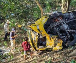 Vecinos de la zona se trasladaron hasta el lugar del accidente que dejó una mujer muerta y cinco heridos.