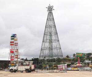 Trabajadores acondicionan el predio que albergará la Plaza Navideña de Buen Corazón, un lugar esperado por los capitalinos.