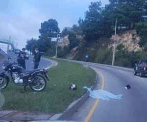 El accidente fue causado por la pérdida de aire en la llanta trasera, lo que provocó que la motocicleta se saliera de control.