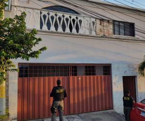 Una lujosa casa de dos pisos, ubicada en la residencial Las Cascadas, fue resguardada por agentes de Dirección de Lucha Contra el Narcotráfico (DLCN).