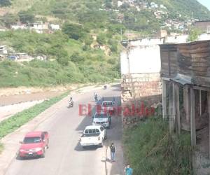 El cuerpo fue cubierto con cartones por los pobladores de la zona.