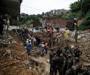 La lluvia, que dio una tregua esta mañana, volvió a caer en la tarde, mientras cientos de efectivos de los Bomberos y otros cuerpos de emergencia y asistencia, trabajaban a contrarreloj, con la ayuda de helicópteros y embarcaciones, en busca de desparecidos y el rescate de personas que quedaron aisladas.