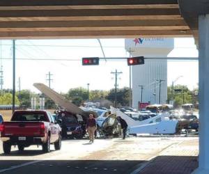 Un avión bimotor Piper PA-31 realizó un aterrizaje de emergencia el miércoles por la tarde en una autopista de Victoria, Texas, a unos 240 kilómetros al suroeste de Houston. El incidente, captado en video por testigos, dejó al menos cuatro heridos y múltiples vehículos dañados.