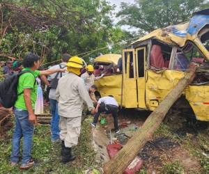 Debido al aparatoso accidente, el bus quedó completamente destrozado como se observa en la imagen.