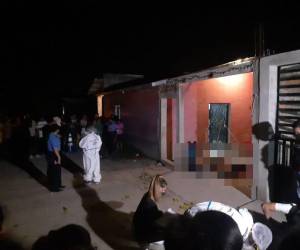 Los cuerpos quedaron en el patio de la vivienda donde fueron atacados.