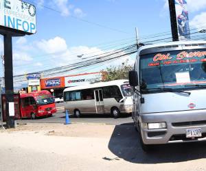 Las unidades de transporte contratadas tenían rutas establecidas, pero uno de los conductores aseguró que el CNE no les entregó las maletas electoras a tiempo. No hay claridad de qué fue lo que pasó.