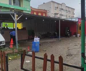 Al interior del carwash quedaron las víctimas. Fueron atacados por desconocidos que huyeron del lugar.