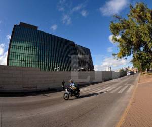 La Embajada de Estados Unidos inauguró su nueva sede diplomática en Tegucigalpa, la capital de Honduras, al que se traspasará todo su personal en los próximos días. El moderno edificio está inspirado en elementos de la geografía, biodiversidad y cultura hondureña. Aquí te contamos.