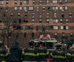 Personal del cuerpo de bomberos previo a ingresar al inmueble.