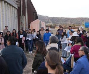 Líderes religiosos, activistas proinmigrantes y varias personas participan en la ‘Posada sin Fronteras’, la tradición de escenificar el viaje a Belén, en la frontera de San Ysidro, en San Diego, California.