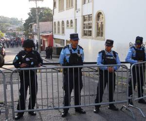 Bajo un fuerte resguardo policial, los accesos a los Juzgados bloqueados y un grupo de manifestantes exigiendo justicia para Isy Obed Murillo, inició este viernes la audiencia inicial de Romeo Vásquez Velásquez.