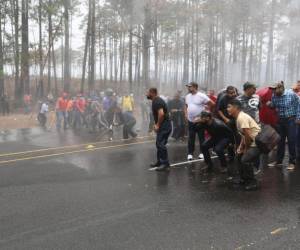 Exigiendo su reintegro y el cumplimiento de sus derechos, varios policías depurados se postraron en la carretera CA-5 a la altura de Zambrano, que conduce al norte del país, con el fin que sus peticiones sean escuchadas. Sin embargo, aunque la manifestación fue pacífica, el desalojo terminó en zafarrancho y uso de tanque de agua. En ese sentido, los manifestantes denunciaron represión de las autoridades. A continuación las imágenes.