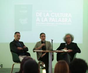 El poeta Néstor Ulloa, la periodista Samaí Torres y el crítico de arte Carlos Lanza, durante la presentación en el CCET.