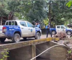 Momento en que las autoridades confirmaron que se trataba del cuerpo del menor tras ser alertados por los pobladores.