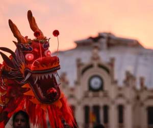 Uno de los elementos más utilizados y emblemáticos del Año Nuevo Chino es la ‘’Danza del Dragón’’ baile que se caracteriza por un grupo de personas que sostienen la figura del animal usualmente roja y dorada hecha de tela y madera que se asocia a la prosperidad y buena suerte.