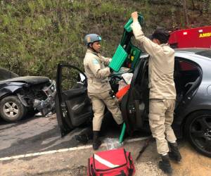 Personal del Cuerpo de Bomberos se desplazó al lugar de la colisión donde atendieron a las cuatro personas que resultaron heridas a causa del fuerte impacto entre los dos vehículos.