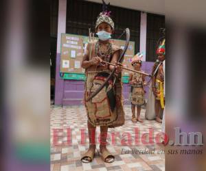 Uno de los estudiantes portó un arco y flechas en tributo al indio Lempira.