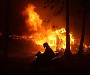 Imagen que muestra el veroz avance del incendio en California.