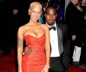 Amber Rose, la exnovia de Kanye West, ha destapado la razón real detrás de la controvertida elección de ropa del rapero para sus parejas, revelando detalles de su relación en una reciente entrevista.