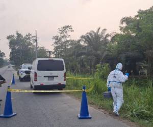 Elementos de la Dirección Policial de Investigaciones (DPI) acordonaron el bus marca Toyota, donde fue abandona el cuerpo de un hombre.