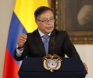 El presidente colombiano responde a Trump quien ha tomado medidas contra Colombia por desautorizar la entrada de aviones con inmigrantes deportados.