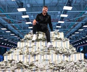 El youtuber estadounidense MrBeast ha sido reconocido como el creador de contenido más exitoso de 2024, un logro que se refleja en ingresos millonarios, según Forbes. A esto ascendieron sus ingresos en 2024.