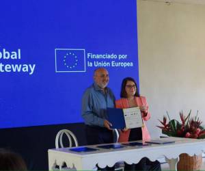 Cristina Marín, jefe de cooperación de la Unión Europea, recibió de Edgardo Chévez, coordinador del Organismo Cristiano de Desarrollo Integral de Honduras (Ocdih), la propuesta de uno de los proyectos .