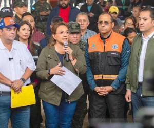 La presidenta Xiomara Castro visitó el albergue junto a Jorge Aldana, Héctor Manuel Zelaya, Daniel Sponda y José Jorge Fortín.