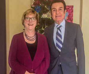 La embajadora de los Estados Unidos, Laura Dogu y el precandidato liberal Salvador Nasralla se reunieron este martes.