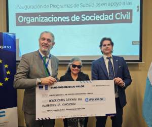 El representante de la Unión Europea, Mickael Roudaut y del PNUD, Iván Esquiva, al momento de hacer entrega del subsidio a la representante de la Unión Nacional de Ciegos de Honduras (UNCIH).