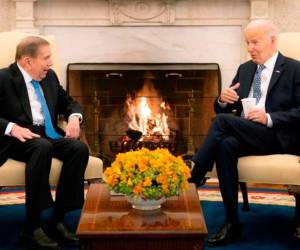 Edmundo González Urrutia durante una reunión con el presidente de los Estados Unidos, Joe Biden, este lunes, en la Casa Blanca en Washington (EE.UU.).