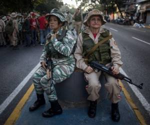 Dos ancianas forman parte de los colectivos que el desesperado dictador Nicolás Maduro uniformó y armó para que lo defiendan.