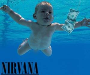 Fotografiado en 1991 a la edad de cuatro meses, Elden aparece desnudo en una piscina en la portada de Nevermind, con la mirada clavada en un billete de un dólar colgado en un gancho.