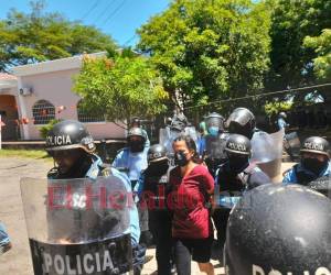 Momento en que la fémina era arrestada por la Policía Nacional.