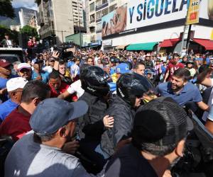 La líder antichavista María Corina Machado había salido de la manifestación portando casco negro ante el peligro de sufrir un atentado.