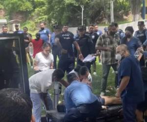 Compañeros y personal de salud brindaban servicios de primeros auxilios al agente y fue trasladado a un centro asistencial donde se confirmó su muerte.