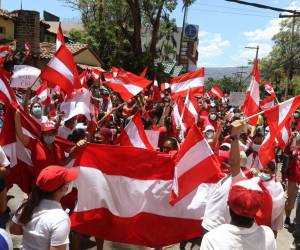 Las bases del Partido Liberal se movilizaron hasta Casa Presidencial.