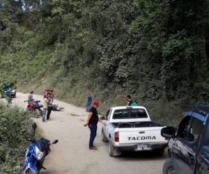 Los cuerpos quedaron a un lado de la motocicleta.