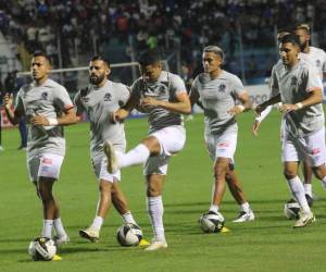 Los jugadores del Olimpia hacen trabajos precompetitivos antes del inicio del encuentro.