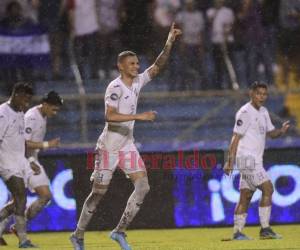 En una noche marcada por la lluvia y la cancha en mal estado, Honduras dejó atrás los maleficios y se terminó imponiendo 2-1 frente a la mundialista Canadá.