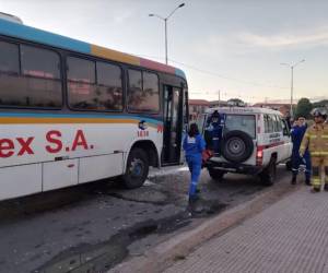 El encontronazo entre dos autobuses deja hasta ahora al menos 20 pasajeros heridos.