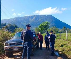 Los agentes de la Policía Nacional realizan operativos en los diversos accesos al departamento de Yoro donde solicitan documentos a las personas y hacen revisiones de los vehículos.