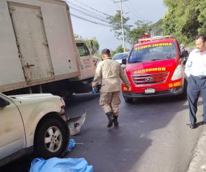 La pareja de motociclistas fue arrollada por una camioneta a la altura del puente Juan Ramón Molina.