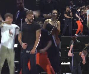 El famoso cantante puertorriqueño Ricky Martin tuvo una emotiva sorpresa en medio de su concierto en Suiza y es que sus mellizos Matteo y Valentino ingresaron al escenario, desatando la locura de los presentes y emocionando a su padre, quien no podía creer lo que estaba viviendo. A continuación las imágenes.