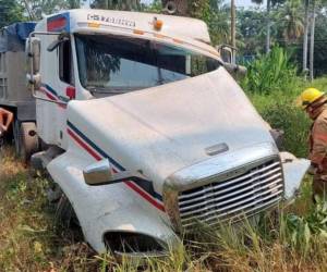 La parte frontal de la rastra quedó destruída, tras desacarrilarse de la carretera CA-13 en Omoa, Cortés.