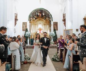 Lucía Yon y Vladimir Castillo felices tras darse el “sí, acepto” ante su familia y amigos cercanos.