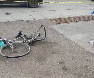 La bicicleta en la que se trasladaba el hombre quedó en el pavimento, a unos metros de donde el cayó.