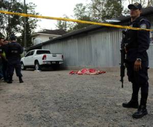 La persona fue abatida frente a su negocio de venta de pollos en el sector de El Hatillo de Tegucigalpa. Foto: Jimmy Argueta