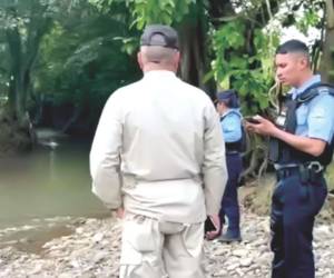 La Policía Nacional y los bomberos llegaron al lugar para realizar el procedimiento legal.